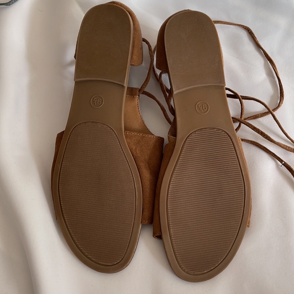 NWOT Camel colored faux suede Universal thread size 9 1/2 sandals. - Picture 2 of 6